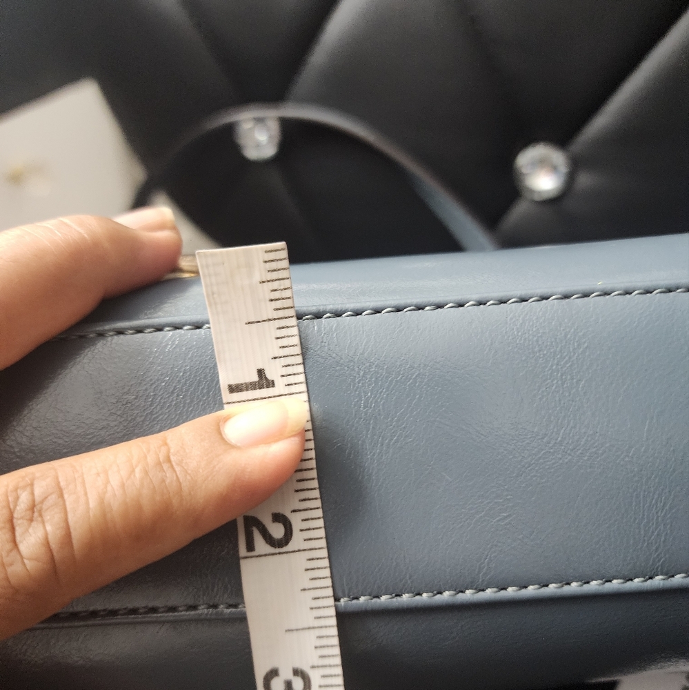 New GUESS Dark Denim SholderBag with gold keychain has two pockets inside - Picture 6 of 11